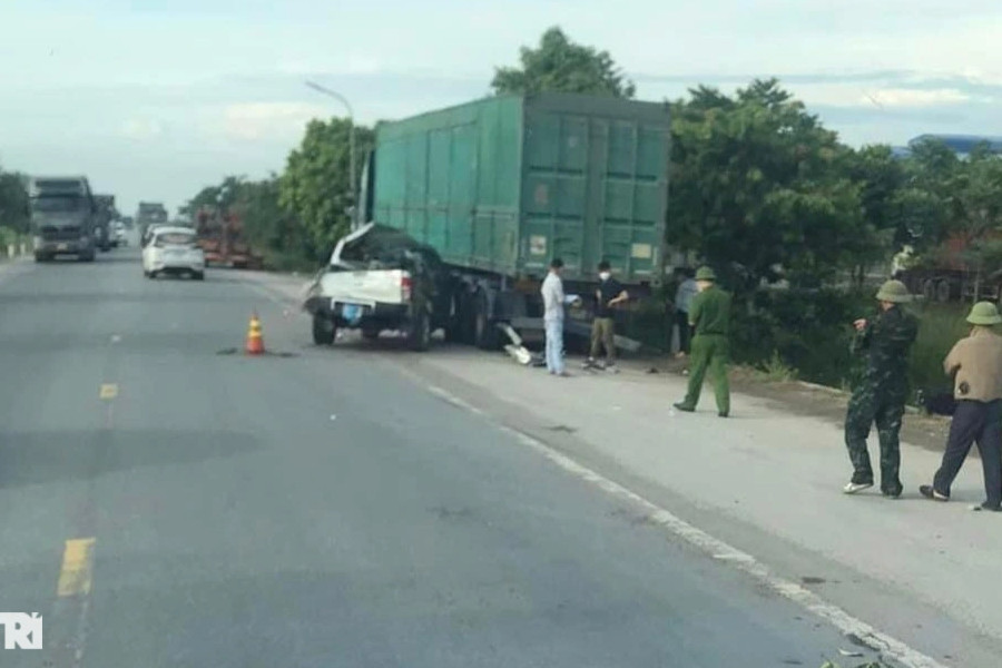 Ô tô tông xe container, 2 người chết, 3 người bị thương