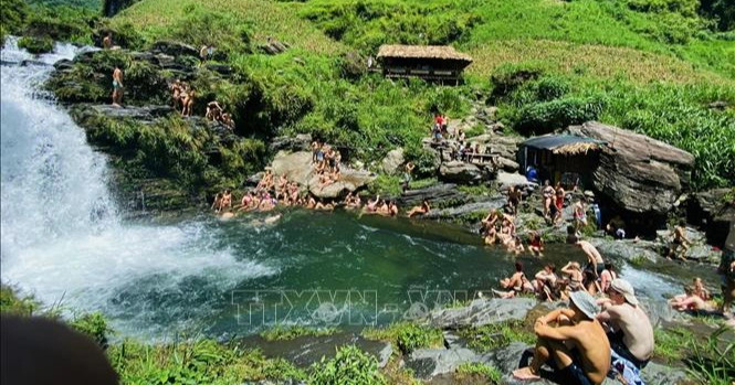 Hà Giang tạm dừng hoạt động tắm tại thác Du Già sau vụ du khách tử vong