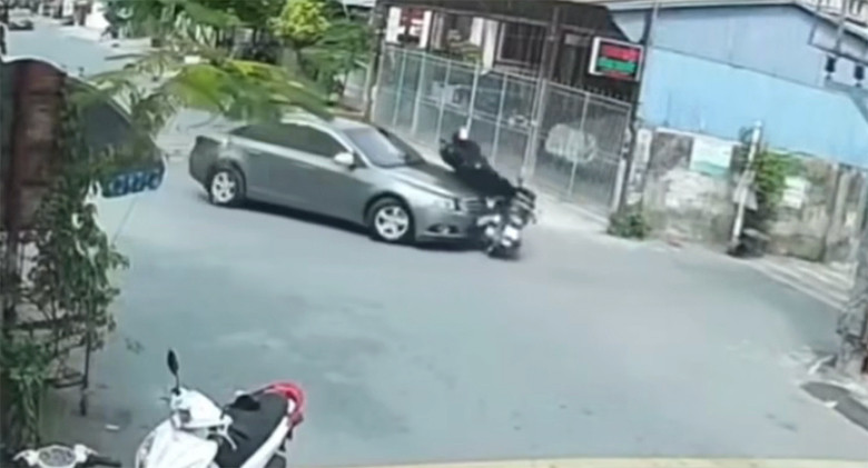 Người đàn ông lái ô tô tông trực diện đôi nam nữ đi xe máy, nghi đánh ghen