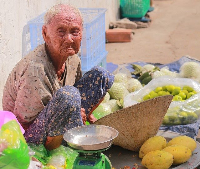 Cụ bà 93 tuổi bán trái cây lề đường nuôi con trai 