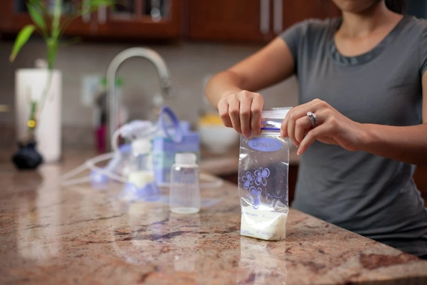7 sai lầm khi trữ sữa rất nhiều mẹ mắc phải gây ảnh hưởng đến hệ tiêu hóa của con