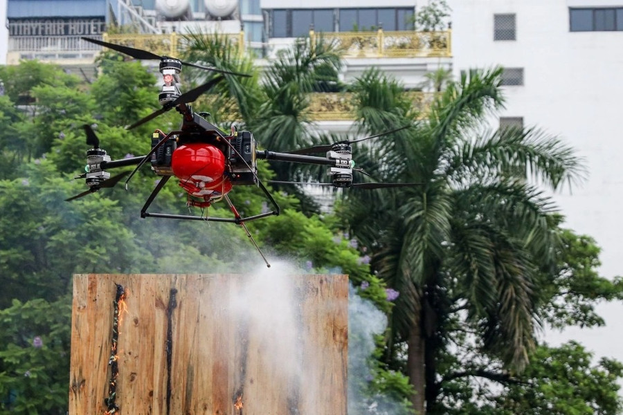 Ngắm máy bay, robot tự hành tân tiến dùng để chữa cháy ở Hà Nội