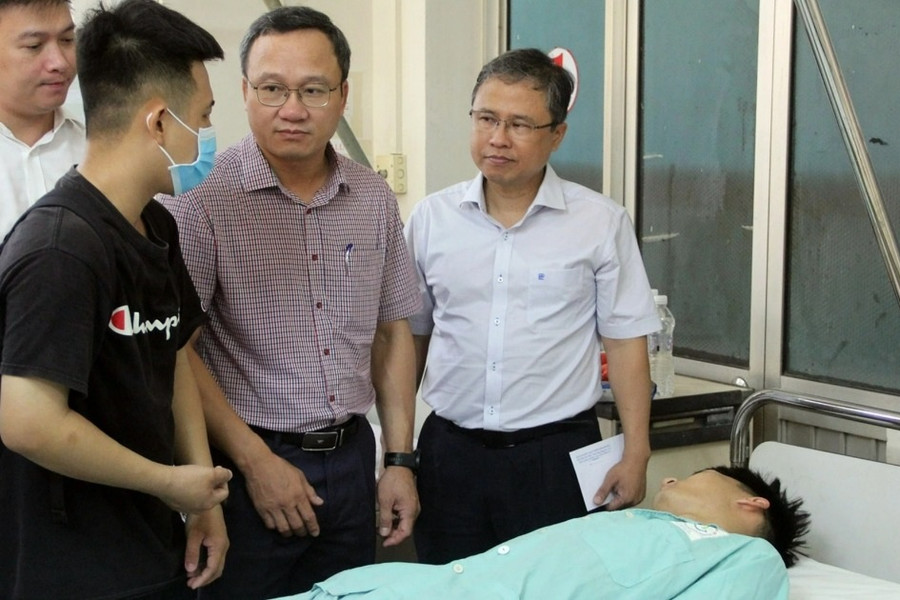 Vụ lật xe 4 người Trung Quốc tử vong: 'Tỉnh dậy thấy người bên cạnh đã mất'