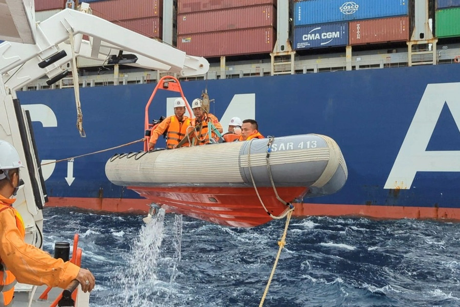 Tàu cá Bình Định gặp nạn, 4 người được cứu, 2 thuyền viên mất tích