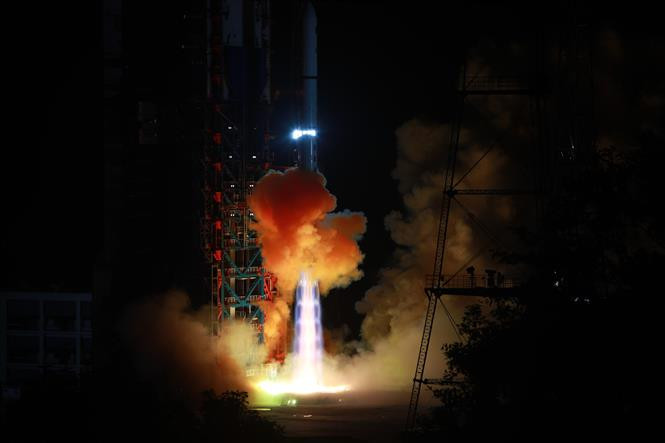Trung Quốc thử động cơ chính của tên lửa phục vụ sứ mệnh lên Mặt Trăng