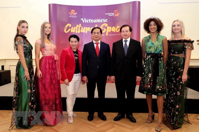 La Hồng - người đưa nét đẹp Áo dài Việt Nam lan tỏa ra thế giới
