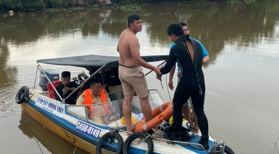 Thách nhau bơi qua sông khi nhậu, hai thanh niên mất tích ở TPHCM