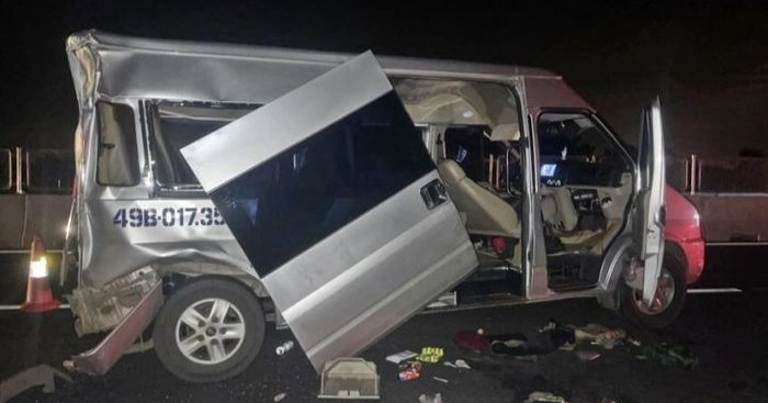 2 xe khách tông nhau trên cao tốc Vĩnh Hảo - Phan Thiết, 6 người nhập viện