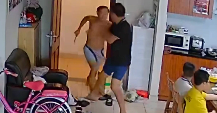 Người đàn ông cầm dao tấn công hàng xóm ở chung cư Hà Nội