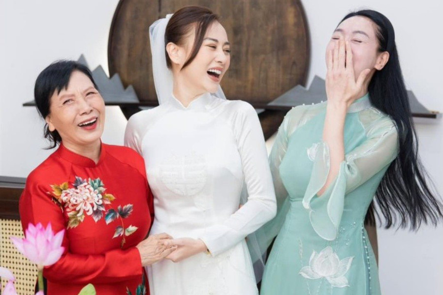 Diễn viên Phương Oanh thử áo dài cưới cho ngày trọng đại