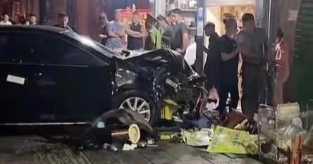 Hà Nội: Ô tô Camry lao lên vỉa hè, tông trúng 3 người ngồi uống trà đá
