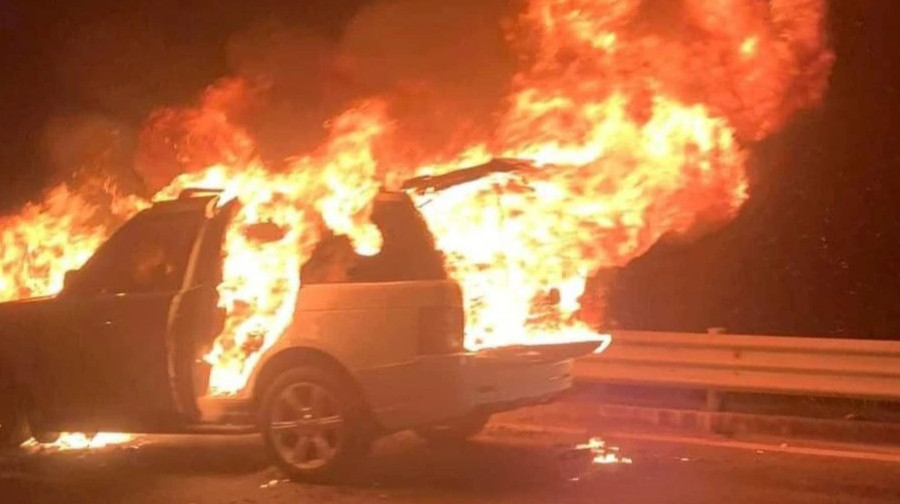 Range Rover bốc cháy trên cao tốc Hạ Long - Hải Phòng