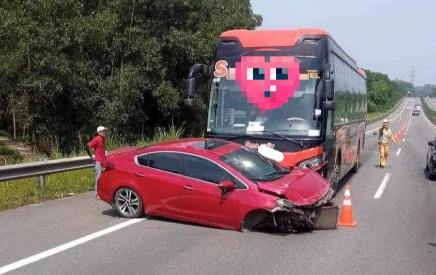 Tạt đầu xe khách, ô tô con bị hất văng trên cao tốc Nội Bài - Lào Cai