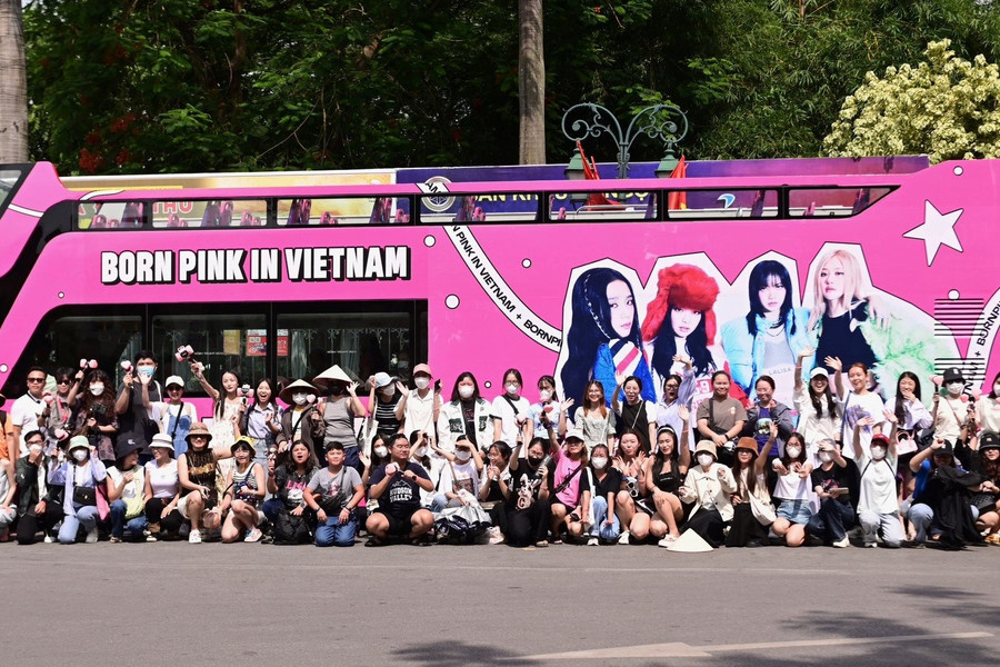 Fan diễu hành trên xe buýt 2 tầng trước giờ BlackPink tới Hà Nội