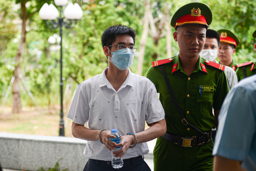 Cựu điều tra viên Hoàng Văn Hưng cùng 53 bị cáo được áp giải đến tòa trước giờ tuyên án