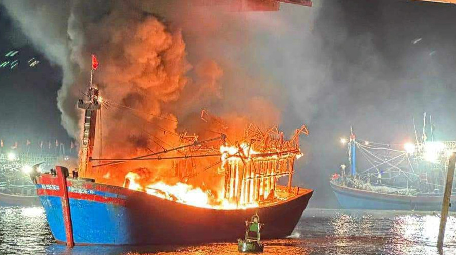 Hàng loạt tàu đánh cá của ngư dân bốc cháy trong đêm ở Nghệ An