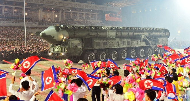 Hình ảnh Triều Tiên duyệt binh trong đêm, phô diễn sức mạnh quân sự