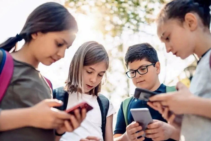 Smartphone trong trường học: Cấm hay quản?