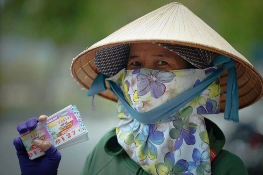 'Lợi nhuận' nào cho người bán vé số dạo