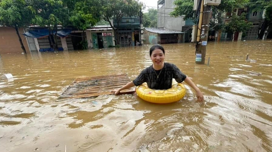 TP Lào Cai nước ngập ngang bụng, người dân bơi phao trên phố