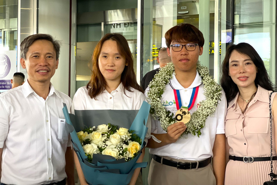 Gia đình Hà Nội liên tiếp nhận tin 2 con đạt huy chương vàng Olympic quốc tế