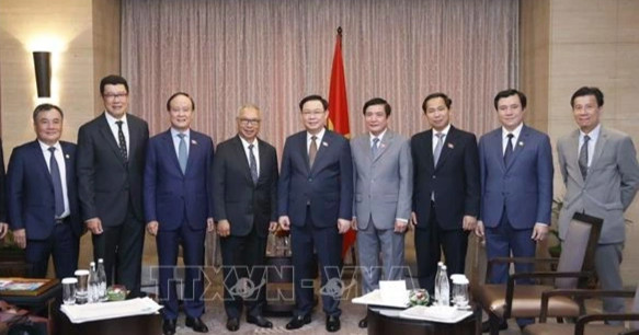 Chủ tịch Quốc hội Vương Đình Huệ tiếp lãnh đạo các tập đoàn kinh tế lớn tại Indonesia