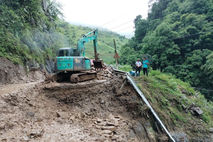Toàn huyện Mù Cang Chải bị cắt điện, mưa lũ 'nuốt' đường, cô lập cả xã