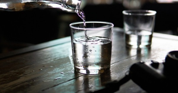 Uống nước quá ít hoặc quá nhiều, điều nào nguy hiểm hơn?
