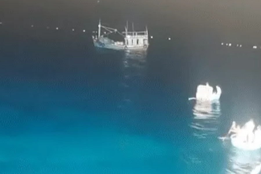 Tàu bốc cháy, 8 ngư dân bám tấm xốp lênh đênh trên biển