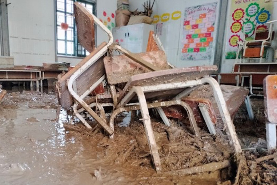 Trường học tan hoang, bàn ghế, sách vở ngập trong bùn đất sau lũ