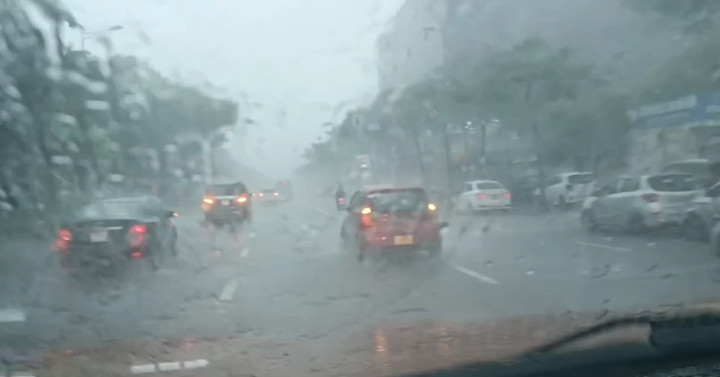 Vì sao trời mưa nhiều ô tô đồng loạt bật đèn khẩn cấp?