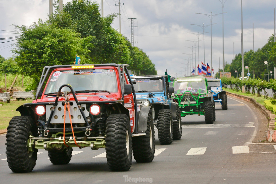 Hàng trăm ô tô địa hình diễu hành ở Đắk Lắk