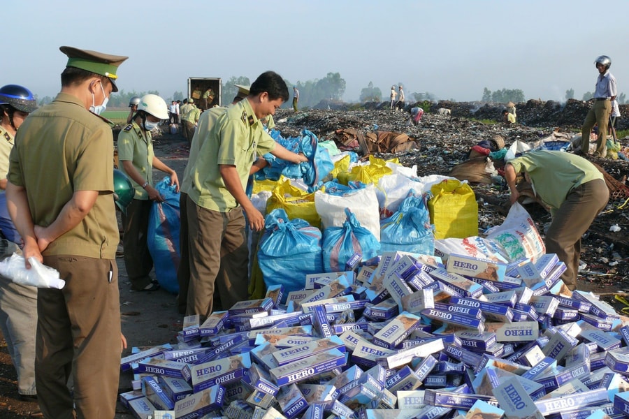 Ai đang tiếp tay?