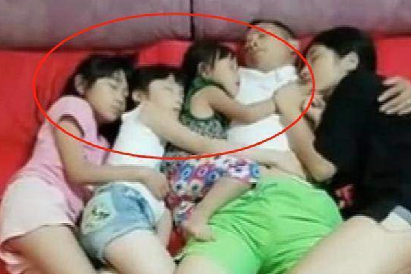 Nhà có 3 cô con gái thích ngủ với bố mẹ từ nhỏ, mẹ tình cờ chụp được ảnh này liền quyết định cho con ngủ riêng