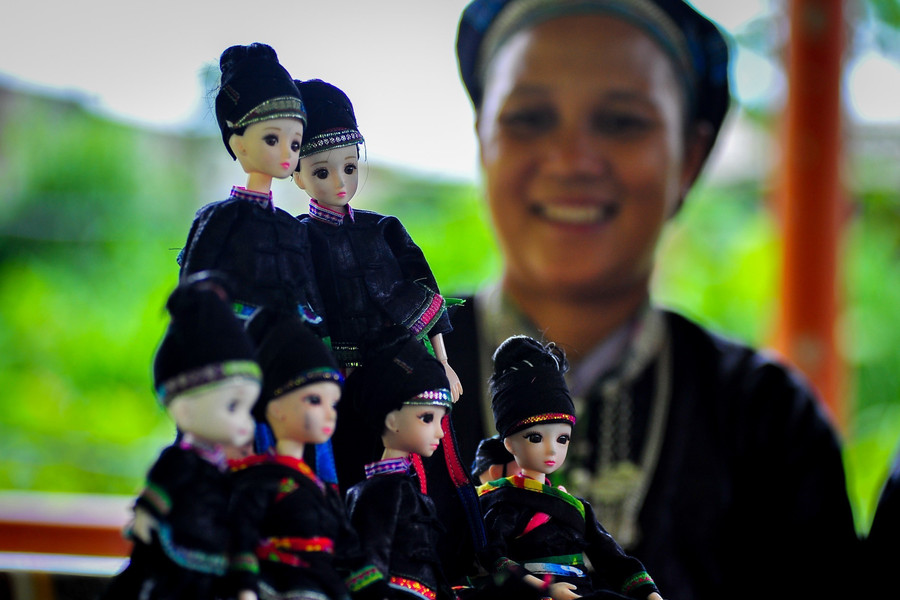 Hình ảnh thế hệ trẻ ở Hà Giang gìn giữ trang phục dân tộc truyền thống