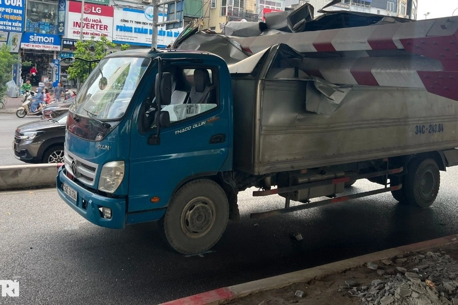 Hà Nội: Đi theo Google Map, xe tải húc đổ khung hạn chế chiều cao