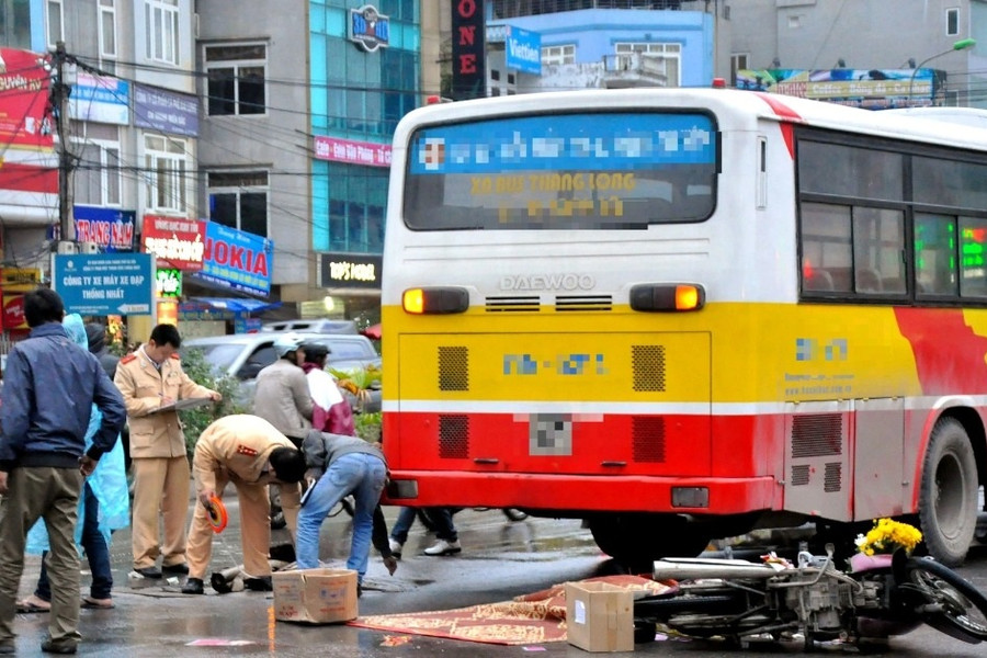 Nghi bị kẹt chân khi xuống xe buýt, bà lão ở Hà Nội ngã tử vong