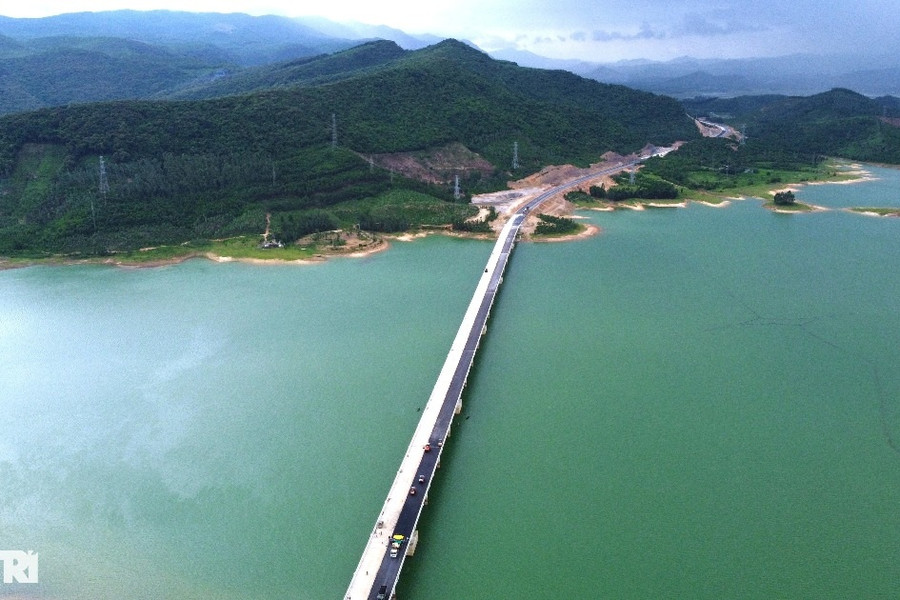Cầu vượt hồ dài nhất cao tốc qua Thanh Hóa trước ngày thông xe