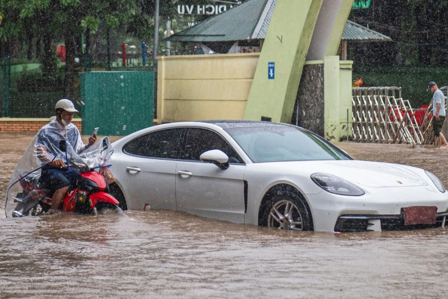 Xe sang Porsche chết máy giữa biển nước ngập sau mưa lớn ở Hà Nội