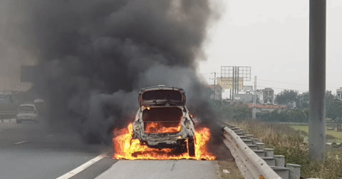 Ô tô cháy rụi ở cao tốc Pháp Vân, 8 tháng chủ chưa ‘đòi' được tiền bảo hiểm
