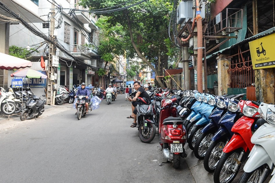 Chợ xe máy cũ lớn nhất Hà Nội 'đóng băng' vì biển số định danh