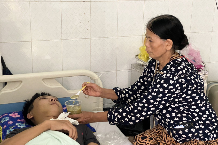 Đưa nạn nhân bị nhóm côn đồ ở Thanh Hoá đánh bất tỉnh đi giám định pháp y
