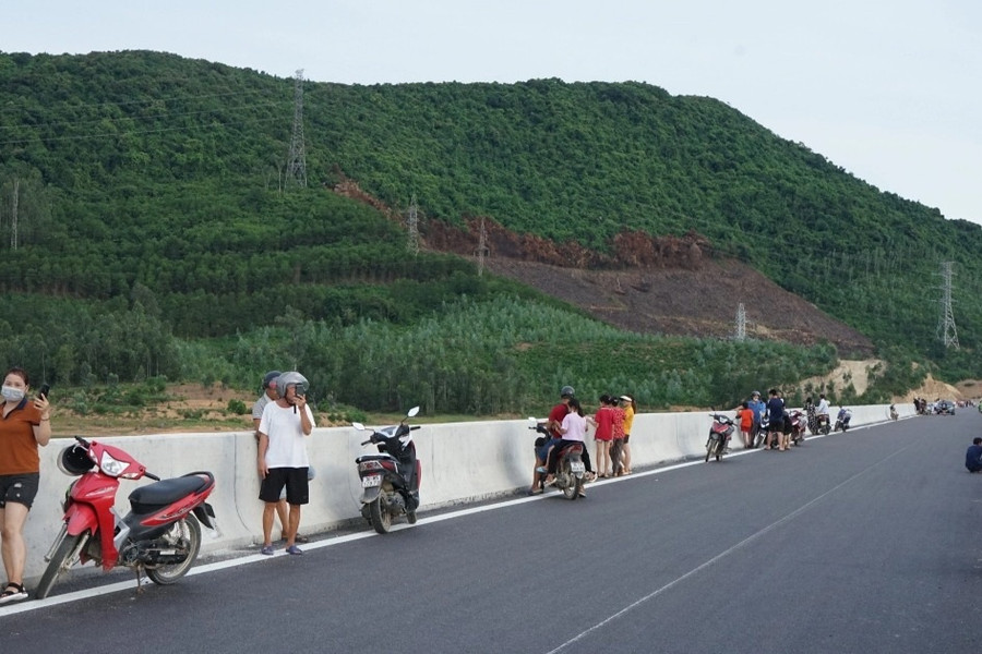 Người dân đổ xô lên cầu cao tốc vượt hồ dài nhất Thanh Hóa ngắm cảnh