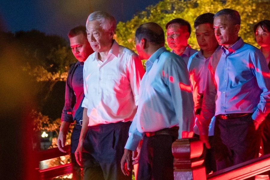 Thủ tướng Lý Hiển Long đi dạo hồ Gươm, thưởng thức bữa tối ở nhà hàng Việt