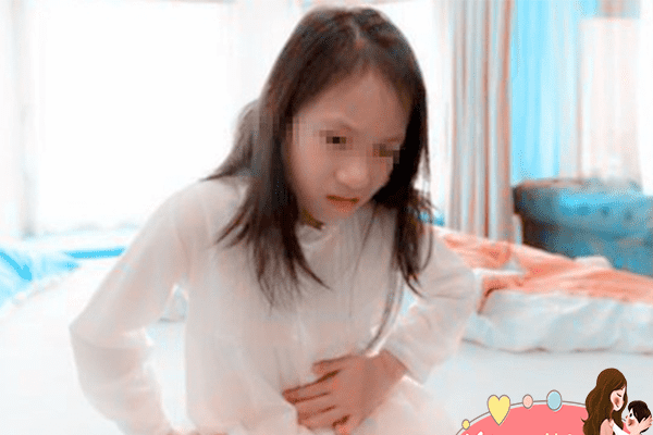 Bé gái 8 tuổi đã có kinh nguyệt, người mẹ hối hận vì nguyên nhân do mình
