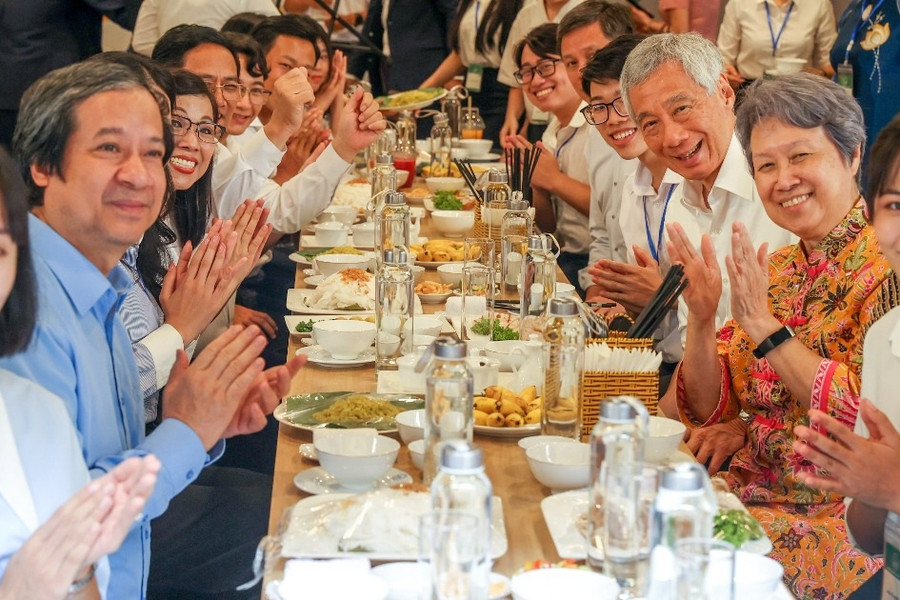 Thủ tướng Singapore cùng Phu nhân thưởng thức cốm, bánh cuốn cùng sinh viên
