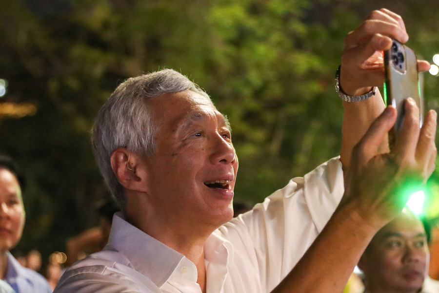 Thủ tướng Singapore đăng Facebook: Cầu Thê Húc rực rỡ, đền Ngọc Sơn cổ kính