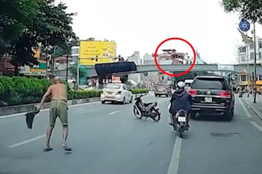 Bắt giữ người đàn ông phi dao vào ô tô giữa phố Hà Nội