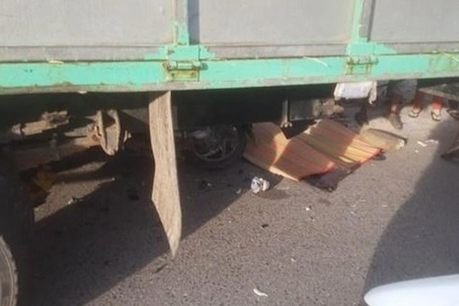 Xe máy tông vào đuôi xe tải, 2 người tử vong tại Bình Thuận