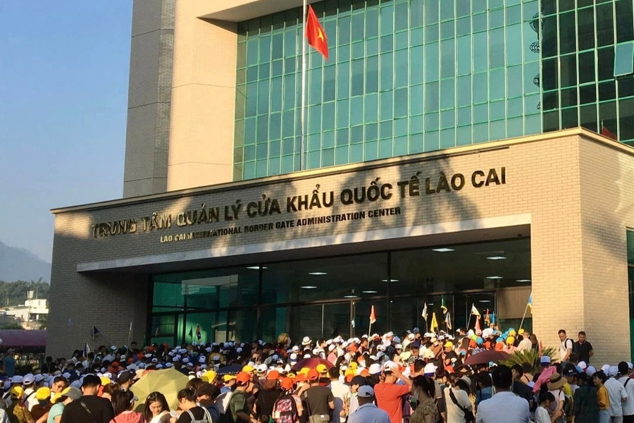 Nghỉ lễ, hàng nghìn người xếp hàng qua cửa khẩu Lào Cai sang Trung Quốc
